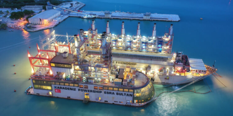 Medio Ambiente investiga derrame de combustible en la planta eléctrica que opera en una barcaza en Azua