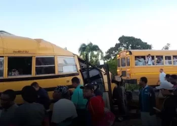 Al menos 11 muertos al chocar un camión contra un autobús en el norte de la India
