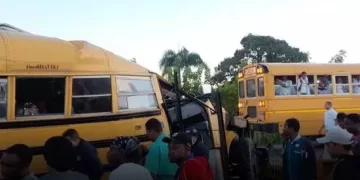 Al menos 11 muertos al chocar un camión contra un autobús en el norte de la India