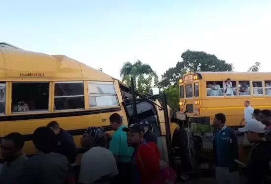 Al menos 11 muertos al chocar un camión contra un autobús en el norte de la India