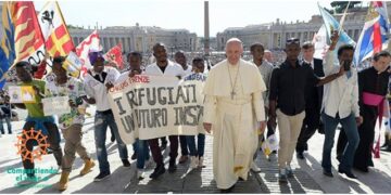 Papa critica indiferencia hacia migrantes y reza por muertos en puerto en Marsella