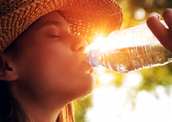 Ambiente caluroso,  aguaceros locales principalmente hacia el interior del país