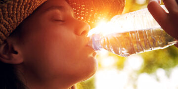 Ambiente caluroso,  aguaceros locales principalmente hacia el interior del país