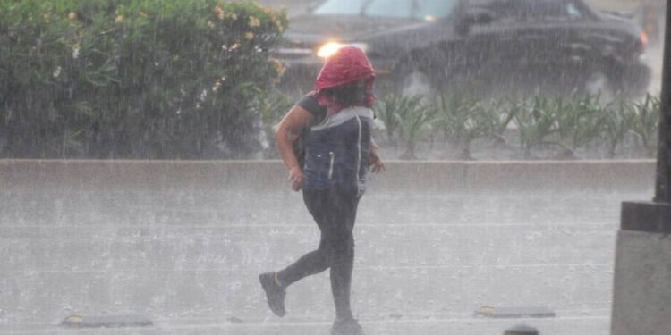 Efectos indirectos del huracán Lee favorecen la presencia de aguaceros, tronadas y ráfagas de viento en varias provincias