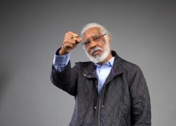 Juan Hubieres a través de su fundación Arriba Monte Plata lleva agua a escuela de Bayaguana