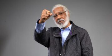 Juan Hubieres a través de su fundación Arriba Monte Plata lleva agua a escuela de Bayaguana