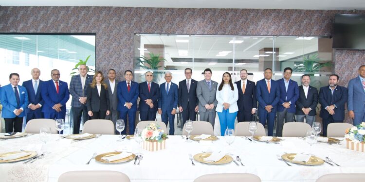 Presidente del Senado y una comisión de senadores socializan temas legislativos de interés con directivos del CONEP