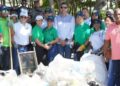 Colaboradores de la OMSA participan en jornada de limpieza de playa en Haina