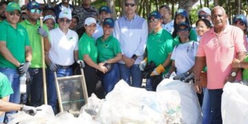 Colaboradores de la OMSA participan en jornada de limpieza de playa en Haina
