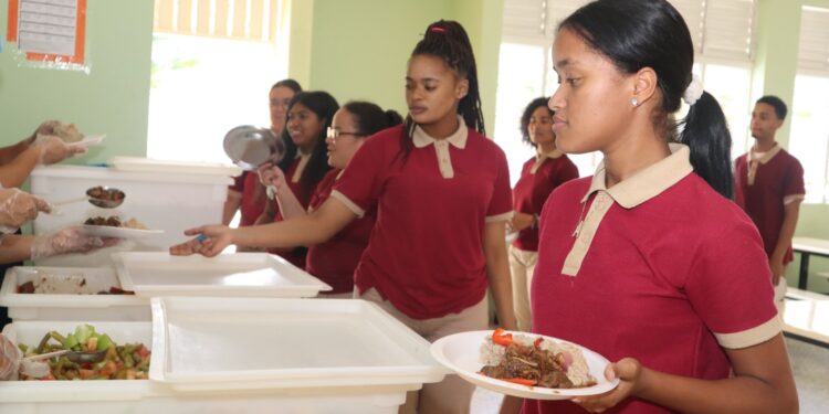 INABIE aumenta el consumo de carne de pollo a más de 700,000 libras por cierre de la frontera 
