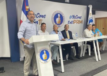 Deligne Ascención juramenta dirigentes del PQDC que pasan a apoyar presidente Abinader