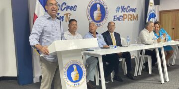 Deligne Ascención juramenta dirigentes del PQDC que pasan a apoyar presidente Abinader 