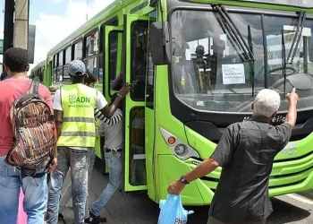 OMSA dispone autobuses para traslado de usuarios Metro tras suspensión por choque de vagones