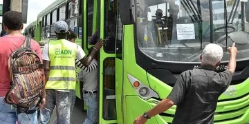 OMSA dispone autobuses para traslado de usuarios Metro tras suspensión por choque de vagones