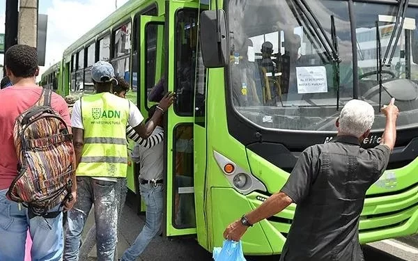 OMSA dispone autobuses para traslado de usuarios Metro tras suspensión por choque de vagones