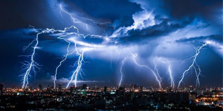 Tormenta eléctrica en India deja 12 muertos y heridos por caída de 61 mil rayos en dos horas