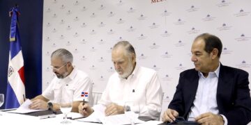 Medio Ambiente firma convenio para proteger tortugas marinas en Miches