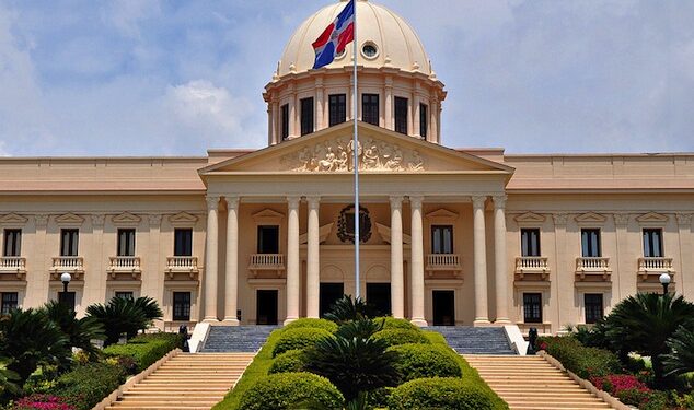 Presidente Abinader prohíbe entrada al país de 9 ciudadanos haitianos