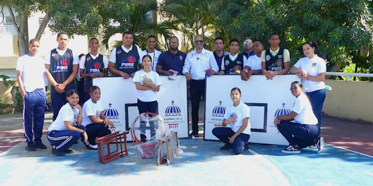 INEFI suministra tableros y aros al Politécnico Vicente Aquilino Santos, en San Francisco de Macorís