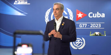 Presidente Abinader pisa RD tras participar en Cumbre G77 en Cuba