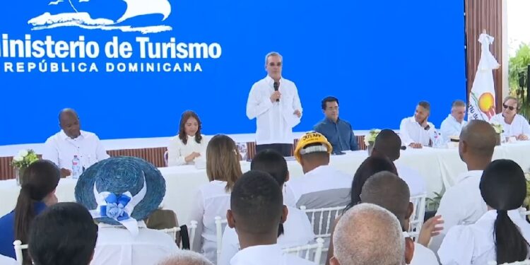 Presidente Abinader inaugura malecón de Caleta en La Romana