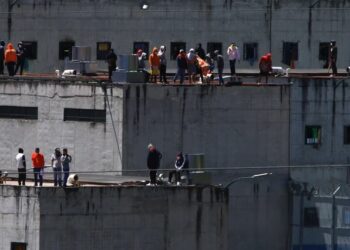 Reos mantienen retenidos a 57 guardias en cárcel de Ecuador