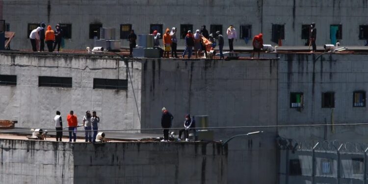 Reos mantienen retenidos a 57 guardias en cárcel de Ecuador