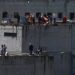 Reos mantienen retenidos a 57 guardias en cárcel de Ecuador