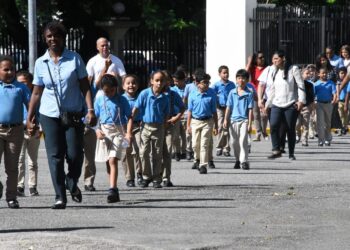 Estudiantes acuden masivamente a la Feria Internacional del Libro