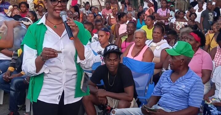 Cientos de personas en Peravia respaldan precandidatura a senadora Vianela Bello De Pol