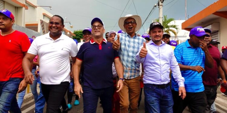 Fredy Fernández reúne a cientos de seguidores en un recorrido por Salcedo