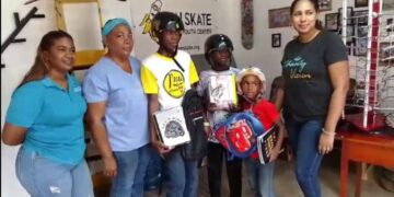 Fundación Denfi lleva jornada de oftalmología y útiles escolares a San Skate