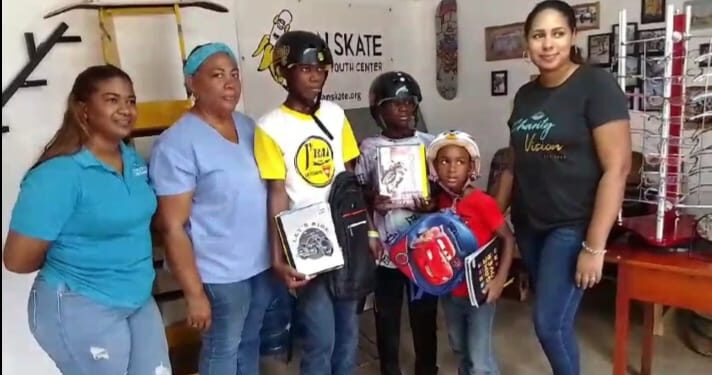 Fundación Denfi lleva jornada de oftalmología y útiles escolares a San Skate