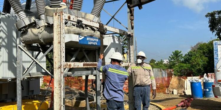 Edeeste restablece servicio eléctrico en varios de los circuitos afectados por incendio en SDN