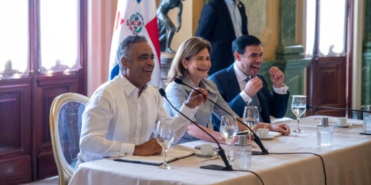 Vicepresidenta Raquel Peña, ministro de la Presidencia y director de Propeep pasan balance