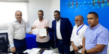 Alexis Victoria entrega donación de 500 mil pesos para los afectados de la explosión de San Cristóbal