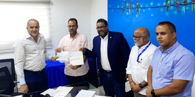 Alexis Victoria entrega donación de 500 mil pesos para los afectados de la explosión de San Cristóbal