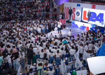 Abinader llama a los  jóvenes a ser "guardianes del cambio" para evitar retroceso del pasado