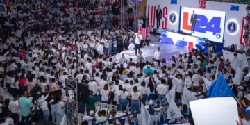 Abinader llama a los  jóvenes a ser "guardianes del cambio" para evitar retroceso del pasado