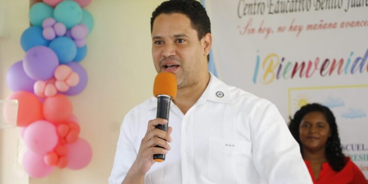 Rafael Amador Figaris afirma libros de textos del Minerd representan un "espaldarazo" a la educación pública