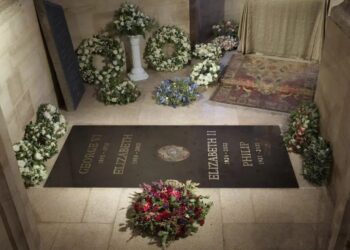 Príncipe Enrique visita capilla en Windsor donde está enterrada Isabel II