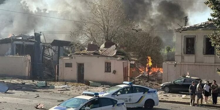 Putin volvió a bombardear la ciudad natal de Zelensky con misiles: Un muerto y 44 heridos