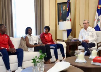Abinader recibe a Marileidy Paulino, campeona en los 400 metros planos de atletismo