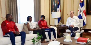 Abinader recibe a Marileidy Paulino, campeona en los 400 metros planos de atletismo