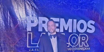 Cantante Hansell Morine es reconocido por Premios La Flor