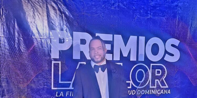 Cantante Hansell Morine es reconocido por Premios La Flor