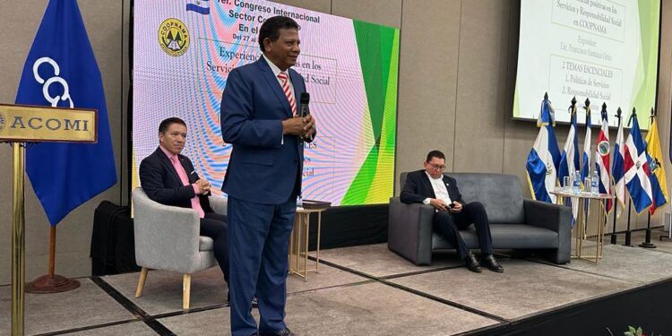 Coopnama participa en congreso internacional en El Salvador