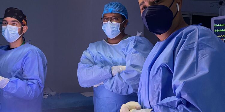 Especialistas del Grupo Urus realizan primeros procedimientos de prostatectomía radicales robóticas en la Capital