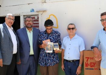 Escuela de Filosofía de la UASD realiza entrega de libros a Benjamín Bobadilla