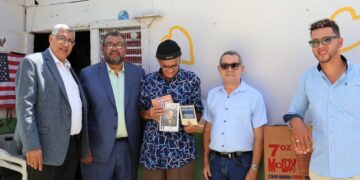 Escuela de Filosofía de la UASD realiza entrega de libros a Benjamín Bobadilla